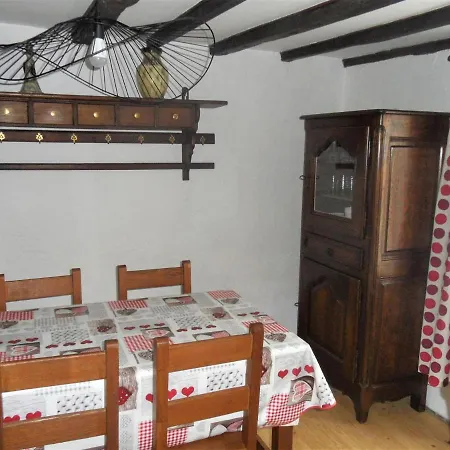 With Ceilings In Sur Lesse בית נופש *