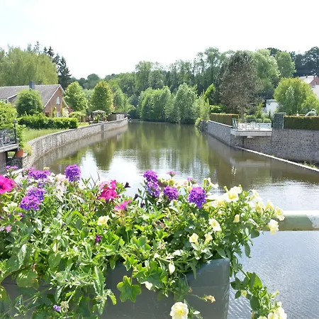 With Ceilings In 莱斯河畔的汉恩